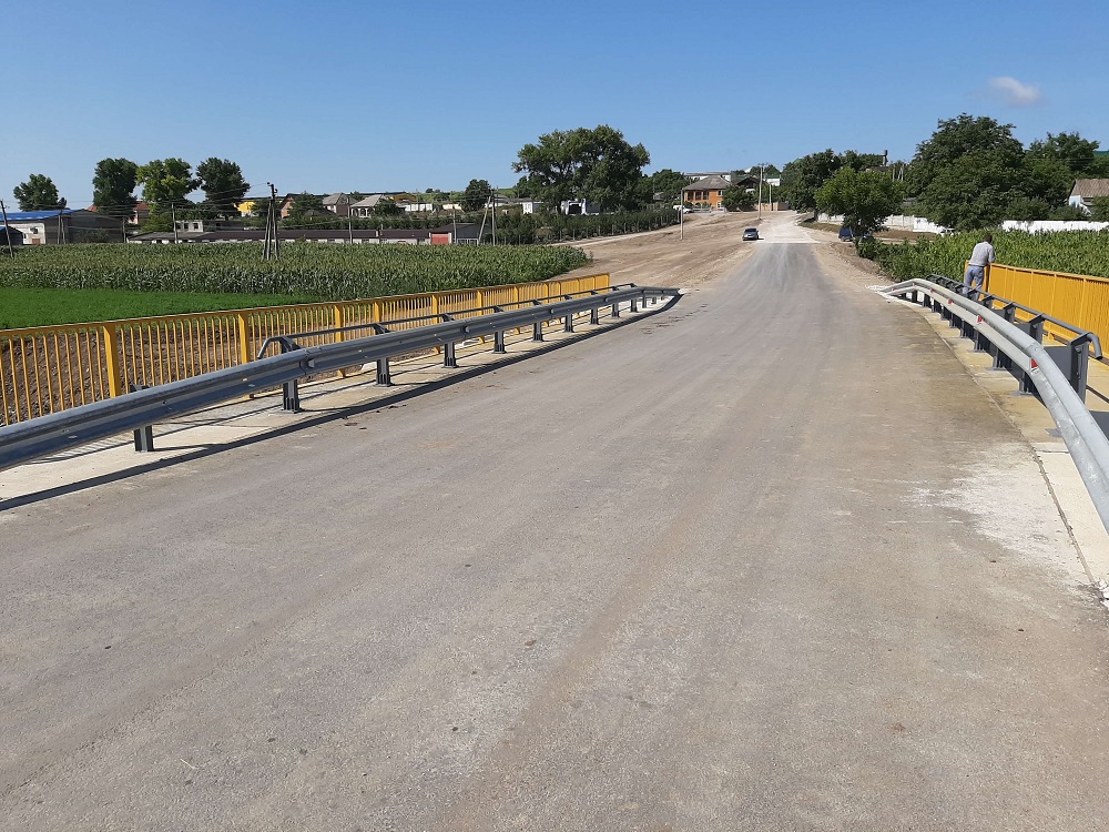 Construcția podului peste pârău și a acceselor la pod din satul Sireți, raionul Strășeni.